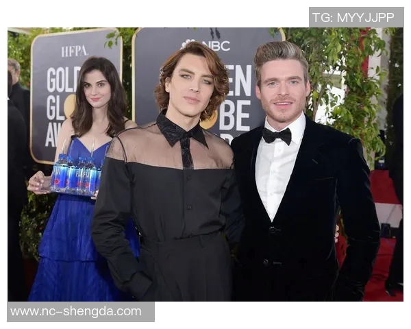 镜头捕捉：金球奖赛场小动作引发热议